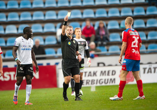 Tobias Mattson, domare, gul kort till Peter Larsson,