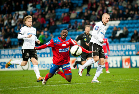 David Accam, Helsingborg, fälls på 16 meters linije