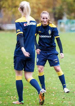 En glad Kosovare Asllani, Sverige