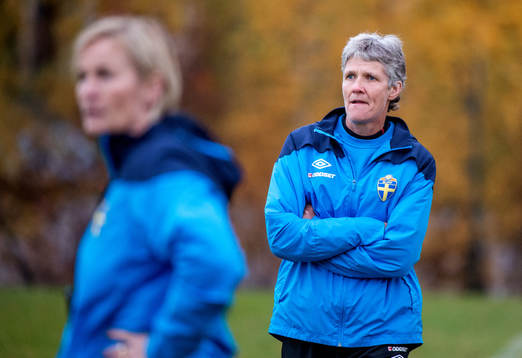 Pia Sundhage, förbundskapten Sverige, följer spelet