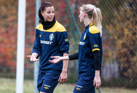 Lotta Schelin och Sofia Jakobsson, diskuterar med varandra