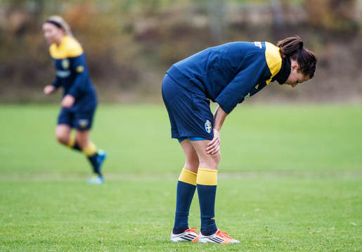 Lotta Schelin, Sverige, gjorde illa foten vid ett