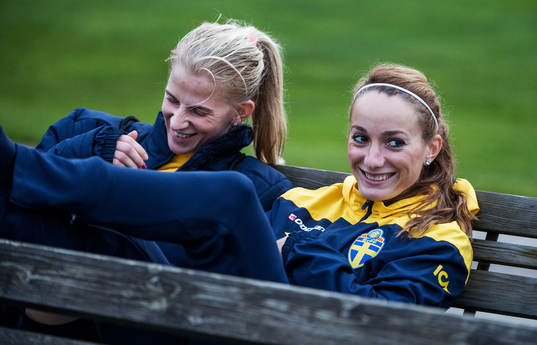 Sofia Jakobsson och Kosovare Asllani, Sverige, sitter