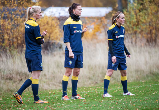 Sofia Jakobsson, Lotta Schelin och Kosovare Asllani, står