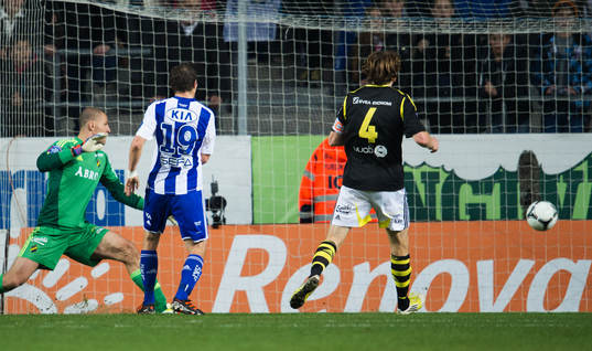 Hannes Stiller, IFK Göteborg, sätter en boll bakom Ivan