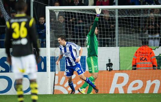Hannes Stiller, IFK Göteborg, sätter en boll bakom Ivan