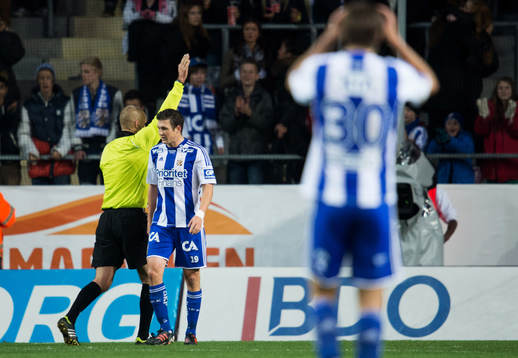 Hannes Stiller, IFK Göteborg, sätter en boll bakom Ivan
