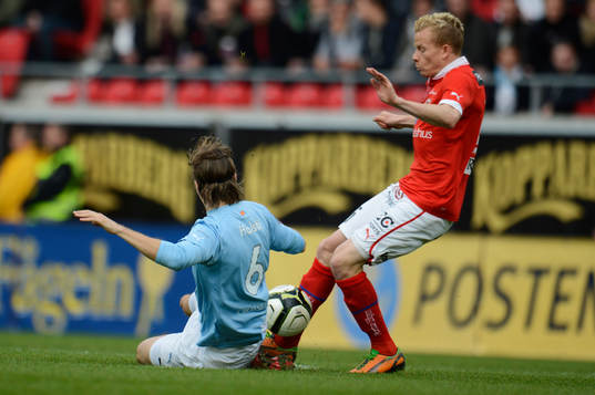 Daniel Larsson, Miiko Albornoz jublar med Målskytten