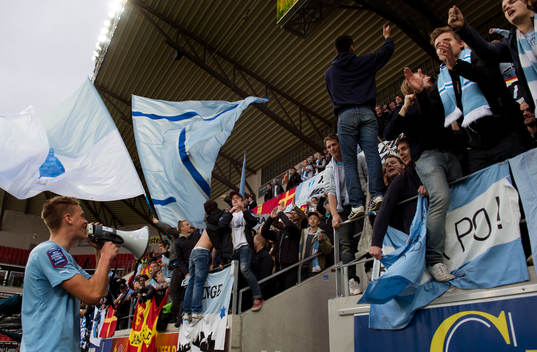 Pontus Jansson, Malmö FF,  sjunger med fansen