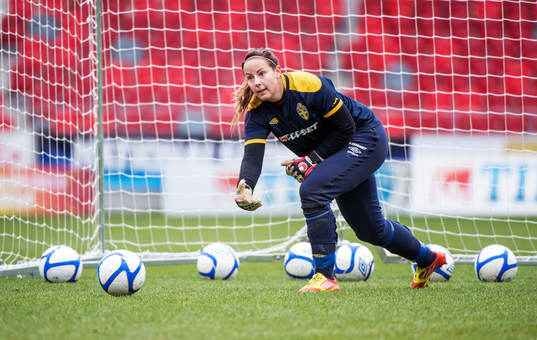 Carola Söberg, målvakt, Sverige, rullar ut bollen