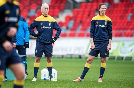 Caroline Seger och Lotta Schelin, Sverige, följer spelet