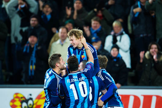Simon Tibbling, Djurgården, gratuleras till sitt 3-0-mål