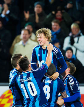Simon Tibbling, Djurgården, gratuleras till sitt 3-0-mål