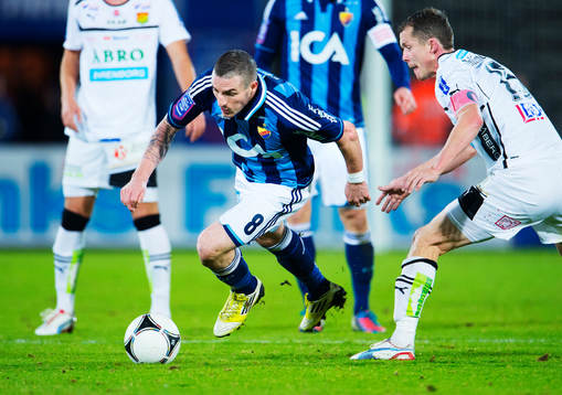 James Keene, Djurgården, tar sig förbi Fredrik Lundgren,