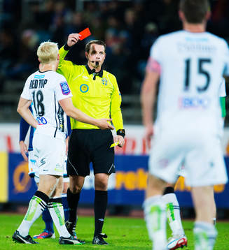 Andreas Ekberg, domare, delar ut ett rött kort till