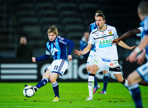 Simon Tibbling, Djurgården, passar bollen. Till höger om