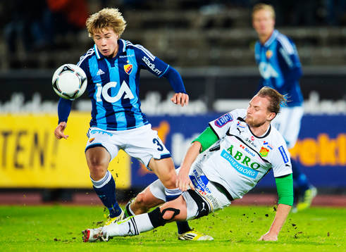 Simon Tibbling, Djurgården, blir glidtacklad av Richard