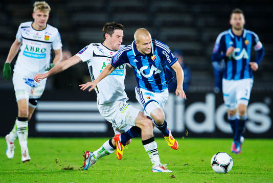Kenneth Gustafsson, GAIS, tacklar Petter Gustafsson,