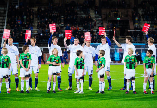 Djurgårdens spelare håller upp plakat för kampanjen "Ge