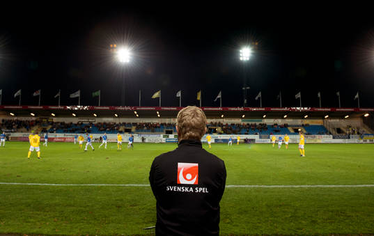 fjärdedomaren tittar på matchen från sidlinjen