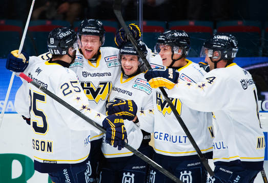 Patrik Carlsson, HV71, gratuleras till sitt 1-2-mål