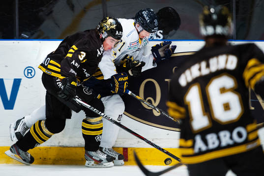 Jonathan Andersson, AIK, trycker till William Karlsson, HV71