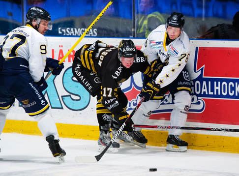 Per Ledin och Johan Davidsson, HV71, utmanas av Fredrik