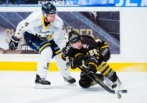 Marcus Nilson, HV71, stoppar Mattias Janmark-Nylén, AIK