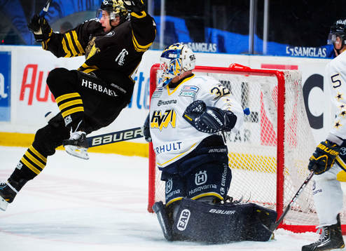 Gustaf Wesslau, målvakt, HV71, fäller Edgars Klavins, AIK