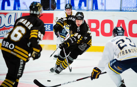 Patric Blomdahl, AIK, passar pucken