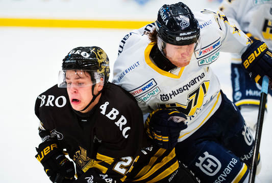Mattias Janmark-Nylén, AIK, blir tacklad av David