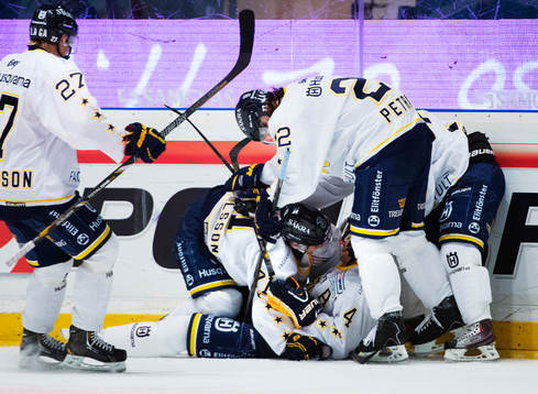 William Karlsson, HV71, gratuleras till sitt 2-4-mål