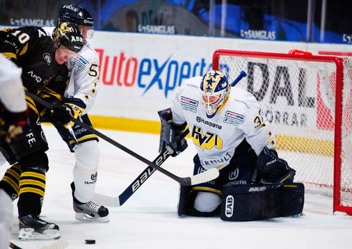 Esa Pirnes, AIK, oroar framför Gustaf Wesslau, målvakt,