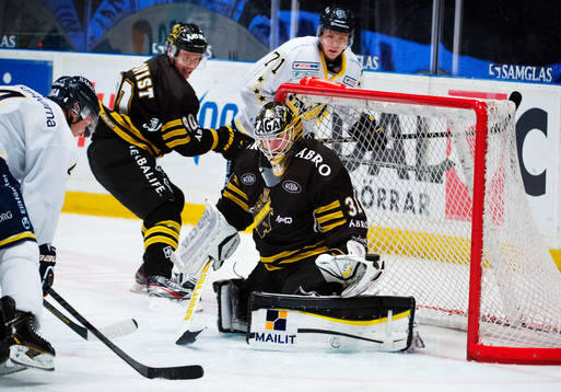 Marcus Nilson, HV71, skjuter in 2-5 bakom Daniel Larsson,