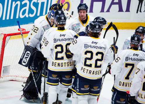 HV71-spelarna kramar om Gustaf Wesslau, målvakt
