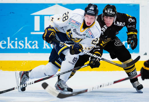 Anton Bengtsson, HV71, och Jonathan Andersson, AIK