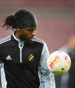 Martin Kayongo Mutumba trixar med bollen
