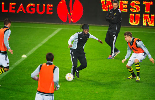Martin Kayongo Mutumba dribblar