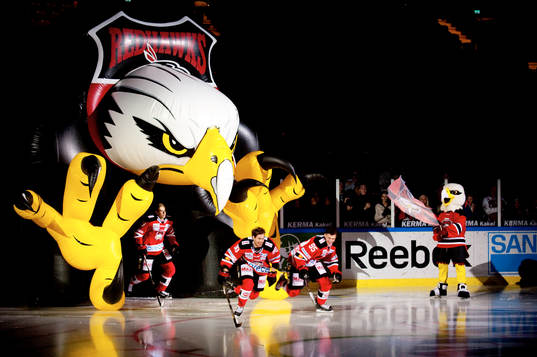 Malmö Redhawks maskot. Spelarna kommer in