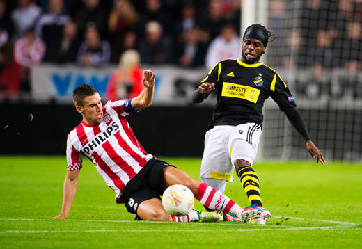 Kevin Strootman, PSV, tacklar Martin Kayongo-Mutumba, AIK