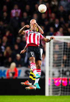 Daniel Majstorovic, AIK, i en luftduell med Jeremain Lens,