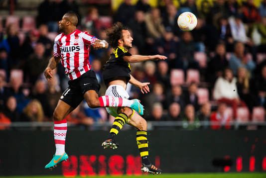Jeremain Lens, PSV, i en luftduell med Helgi Danielsson, AIK