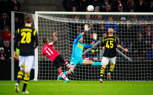 Jeremain Lens, PSV, gör 1-1 bakom Ivan Turina, målvakt,