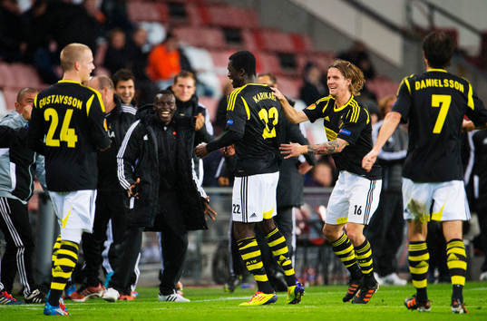 Kwame Amponsah Karikari, AIK, gratuleras till sitt 0-1-mål