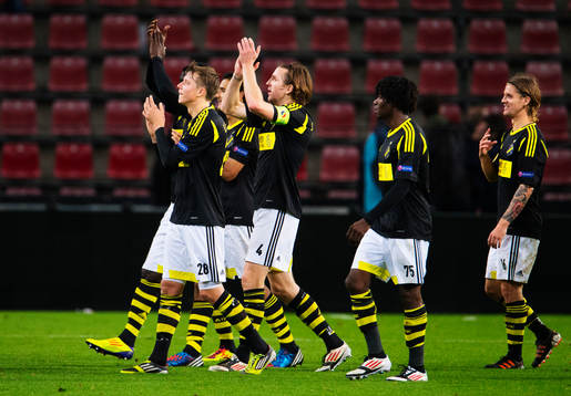 AIK-spelarna tackar de tillresta fansen