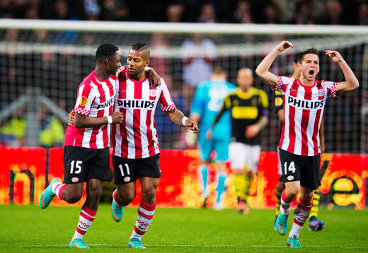 Jetro Willems och Jeremain Lens, PSV, kramar om varandra