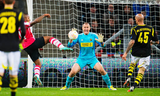 Jeremain Lens, PSV, gör 1-1 bakom Ivan Turina, målvakt,