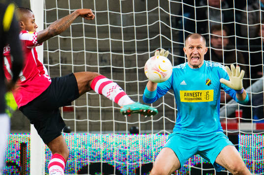 Jeremain Lens, PSV, gör 1-1 bakom Ivan Turina, målvakt,