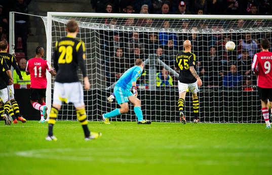 Jeremain Lens, PSV, gör 1-1 bakom Ivan Turina, målvakt,