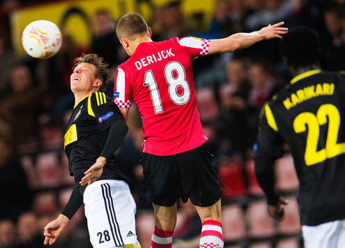 Viktor Lundberg, AIK, i en nickduell med Timothy Derijck,